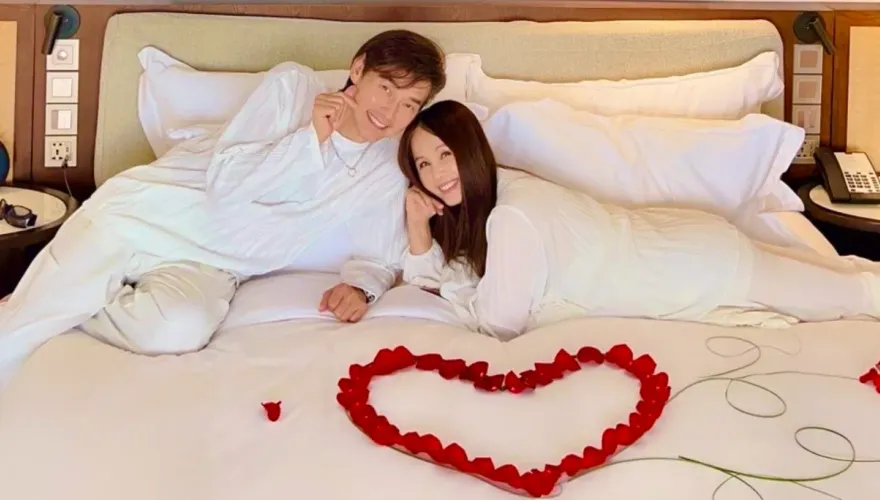 包偉銘結婚9週年！飛馬爾地夫放閃劉依純　甜喊「副卡任意刷」超寵妻