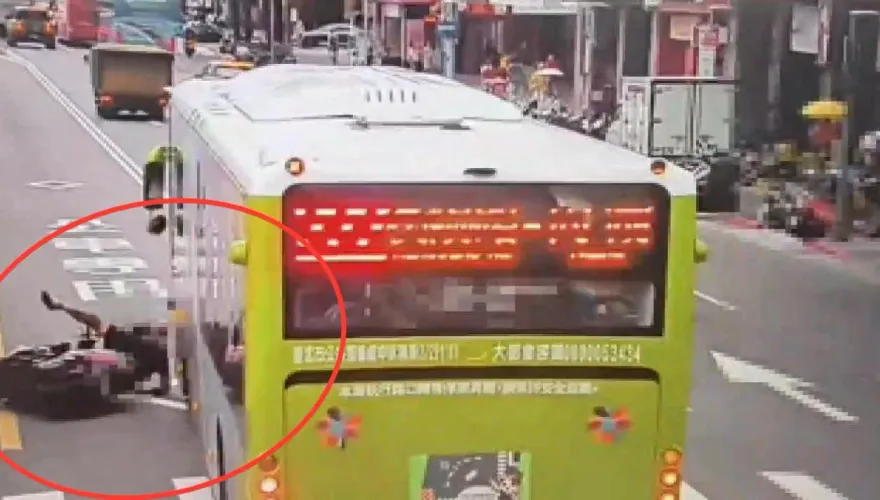 影/命大！北市機車迴轉擦撞公車　騎士噴進車底險遭輾過驚險瞬間曝
