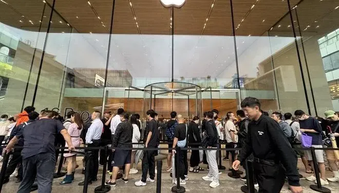 與華為三摺機打對臺！蘋果iPhone 16在陸開賣　果粉冒雨排隊搶換新機