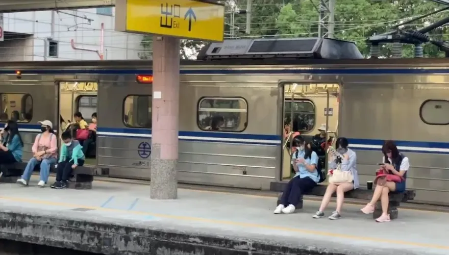影/羅東站務員遭旅客掐脖！手臂、鎖骨被抓傷　台鐵發聲明：協助提告