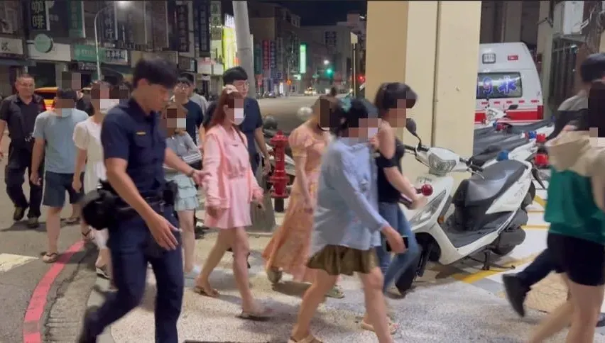 高雄養生館美胸妹子「半套1600」　回頭客靠LINE尋芳…警突襲全帶回