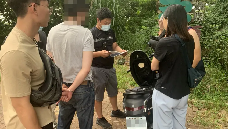 影/示愛不成反被捕！毒販向帥警告白「是菜可約」慘淪廁中之鱉