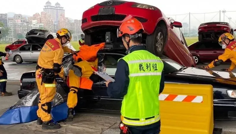 大媽酸消防員閒閒沒事幹！下秒火災警報響驚呼「那是我家」　網笑：嘴巴開過光