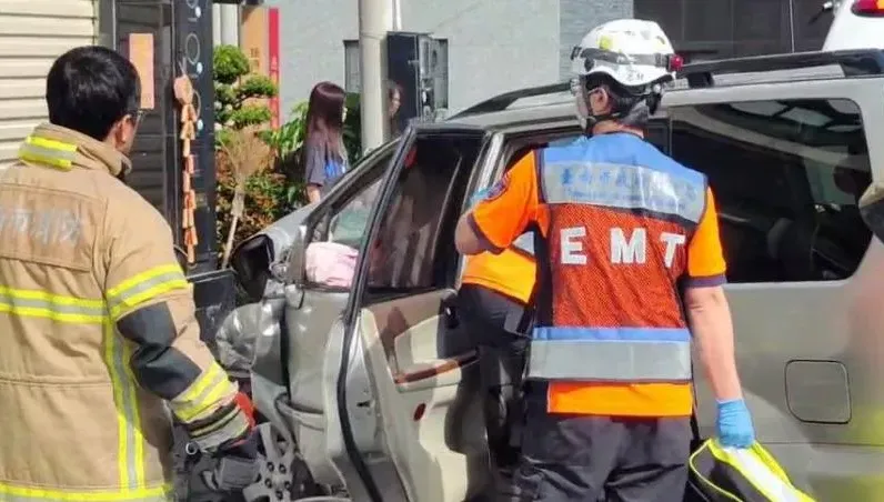台南轎車暴衝民宅！車頭全毀畫面曝　6旬夫妻疑「爬山太累」自撞