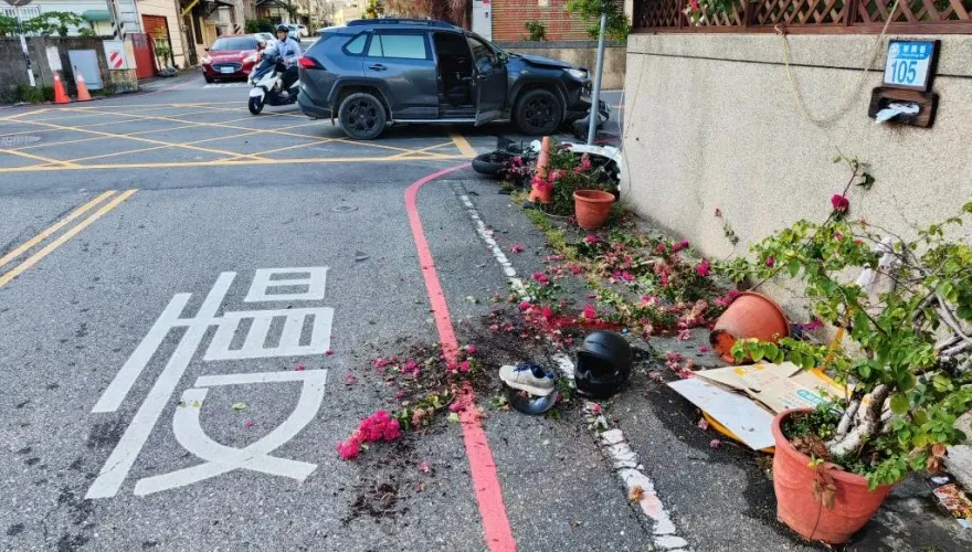 悚！21歲士兵猛撞小客車噴飛　頭顱「撞花盆」出血命危住ICU