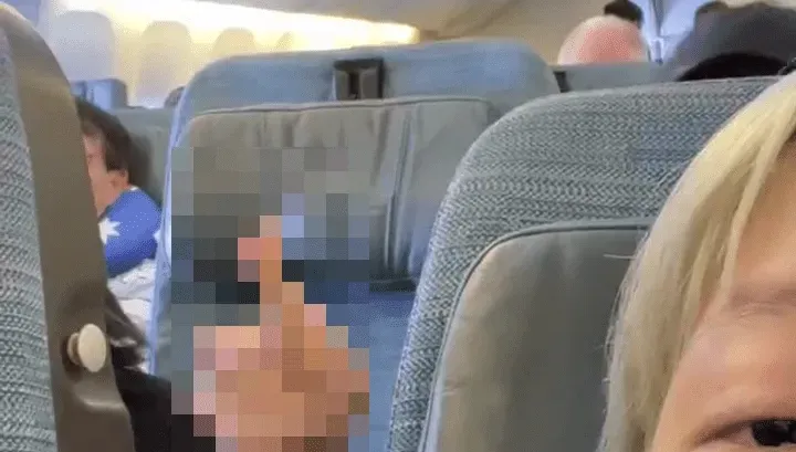 影/搭機調椅背遭港夫妻「罵大陸妹、比中指」　陸女怒批國泰空姐不作為