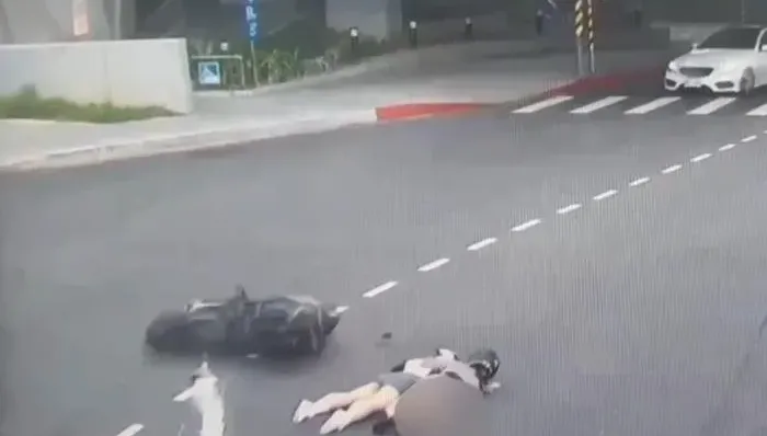 影/新店雙載騎士自摔飛撲！左轉轎車視線死角又撞機車　2女擦傷急送醫
