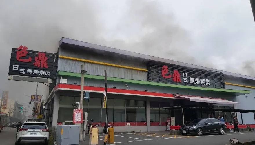 快訊/雲林燒肉店突起火「屋頂狂冒煙」　疑似「烤盤放太多肉」釀禍