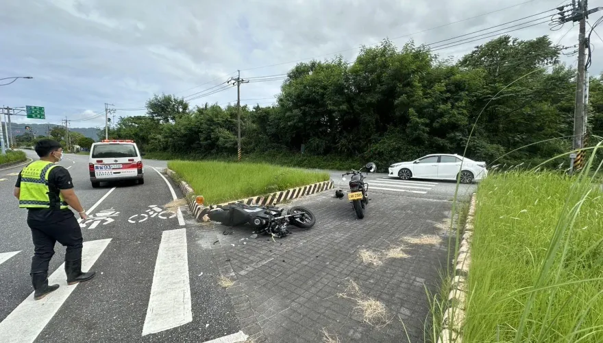 快訊/花蓮台9線爆嚴重車禍！60歲重機女騎士疑自撞安全島　命危送醫搶救