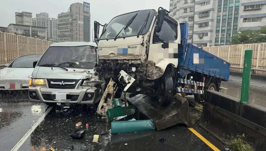 快訊/又是忠孝橋！小貨車突打滑撞對向「卡死橋上」　車頭全爛驚悚畫面曝