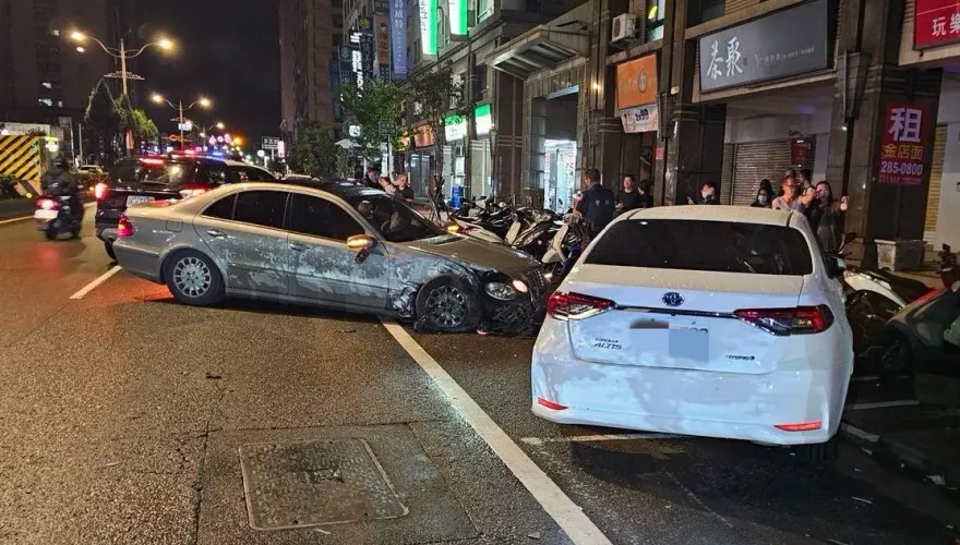 影/中壢21歲賓士屁孩喝酒夜撞11車　爸媽等著收殘局