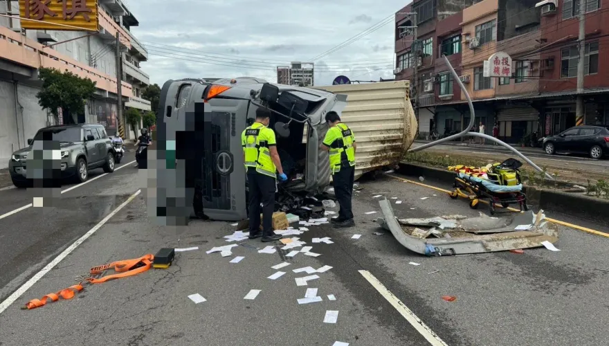 快訊/竹市西濱路聯結車自撞翻覆「駕駛夾困1小時」　搶救畫面曝！