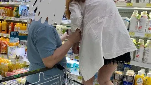 沒品！蘆洲女賣場「光腳丫子」踩上冷藏櫃　業者：已全面清潔