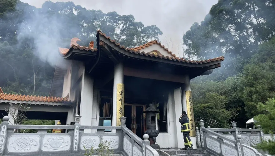 快訊/苗栗雷藏寺燭台起火　「神壇慘被燒」屋頂猛竄煙
