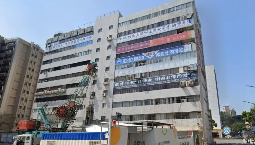 北市大樓廣告「男女交合瑜伽」下一樓是「潤滑油」　網笑：學費準備好了