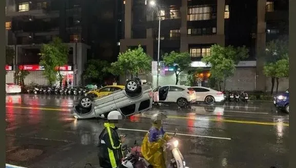 快訊/驚魂！新莊2車猛烈碰撞翻覆路中央　小客車露肚仰天釀2傷送醫