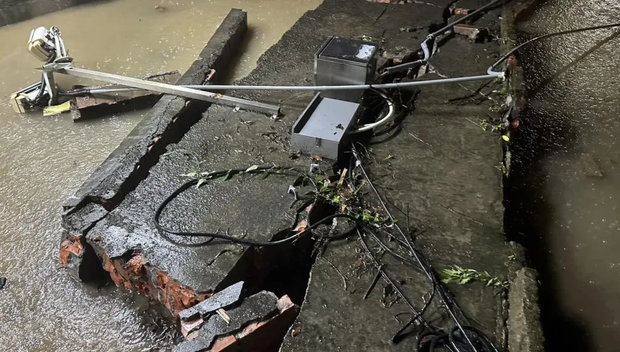 快訊/圍牆坍塌瞬間曝光！「熱低壓」肆虐汐止釀淹水　多台機車衰遭波及