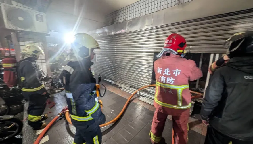 快訊/汐止大樓深夜火警！寵物店「1狗4貓」遭悶死　警消破門救出1狗