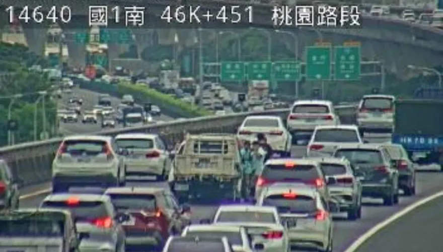 快訊/快塞成停車場！國1高架南向46.7k追撞事故　嚴重回堵車流現