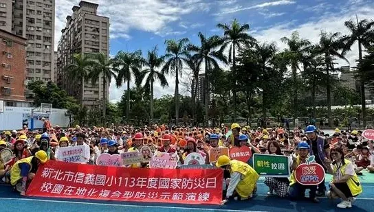 「趴下、掩護、穩住」新北信義國小地震防災演練　小朋友有模有樣