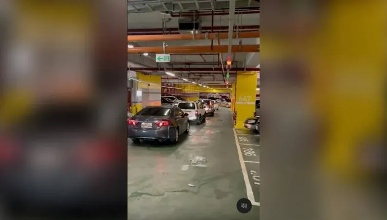 高雄義享天地停車場又塞爆！車主「受困2小時」崩潰　紅綠燈問題曝光