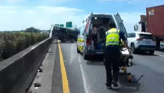 國1南下271K！轎車烏龜翻佔內車道　46歲男一度受困