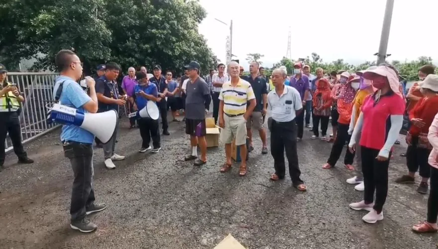 影/大成養雞場堆肥飄屍臭！民雄百鄉民抗議　業者：已投入經費改善