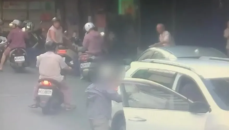 影/前女友被別人載走！高雄男騎車追「強拉下車」　警到場酒測超標慘了