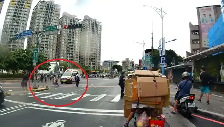 影/帝王行人硬要過！新北救護車鳴笛被迫停讓　網砲：比將死的人更重要？