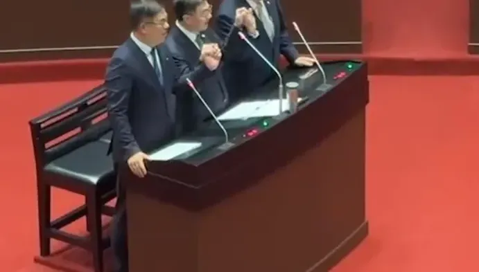 影/內閣互打風波　卓榮泰、邱泰源、彭啟明立院牽手大和解