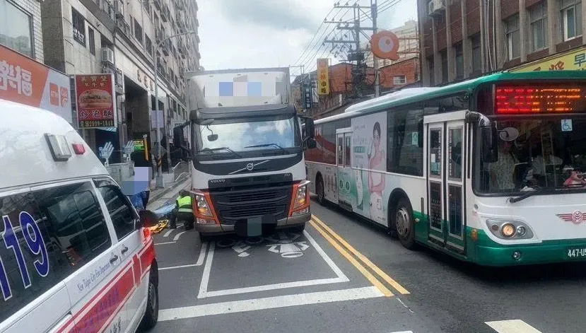 竟然沒看到！五股96歲翁拄拐杖違規過馬路  大貨車前慘遭輾斷雙腿亡