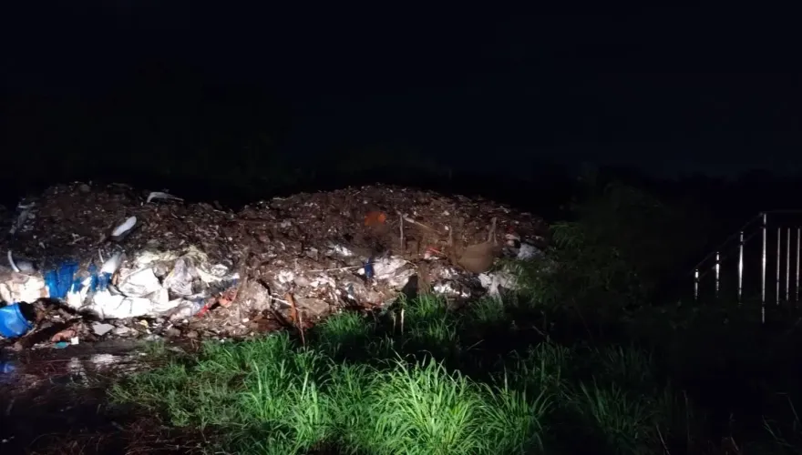 影/真夭壽！台南將軍溪畔驚見「50噸惡臭廢棄物」　環保局緊急出動緝兇
