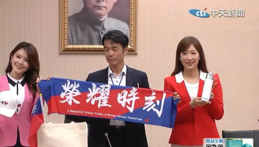 113年國慶禮賓紀念品開箱！融合雙十與國旗元素　棒球帽、保溫瓶材質超環保