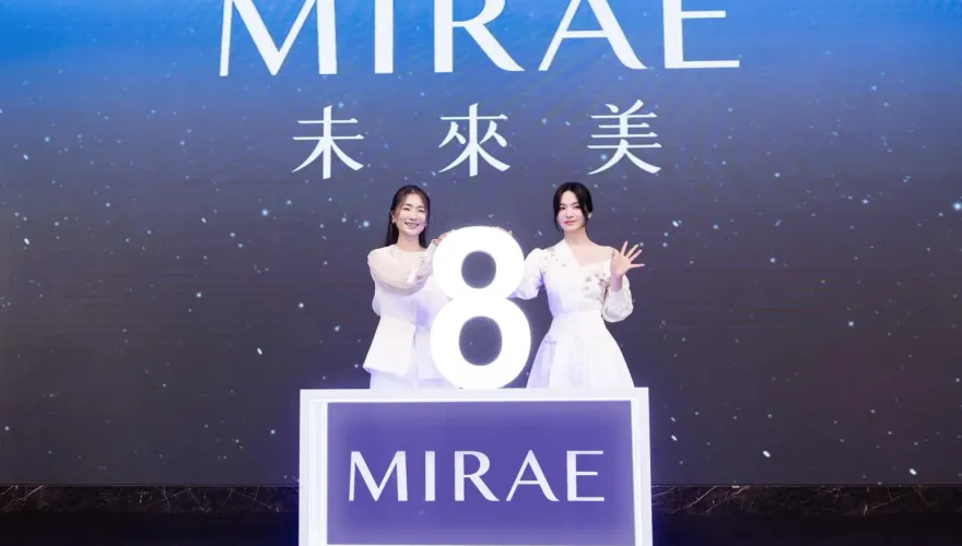 宋慧喬獻飛吻！來台辣曬白嫩香肩、美腿　羞喊「餓死了」秀中文