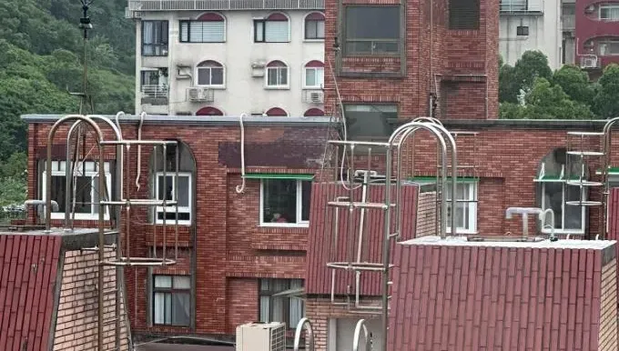 窗外驚見「無臉」紅衣小女孩！妹子揮手沒反應　放大一看「不是人」