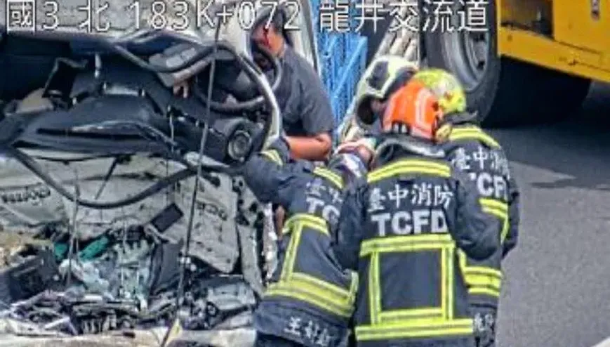 快訊/國3南向龍井路段2車追撞車禍！「駕駛頭部遭方向盤卡勒」驚悚畫面曝