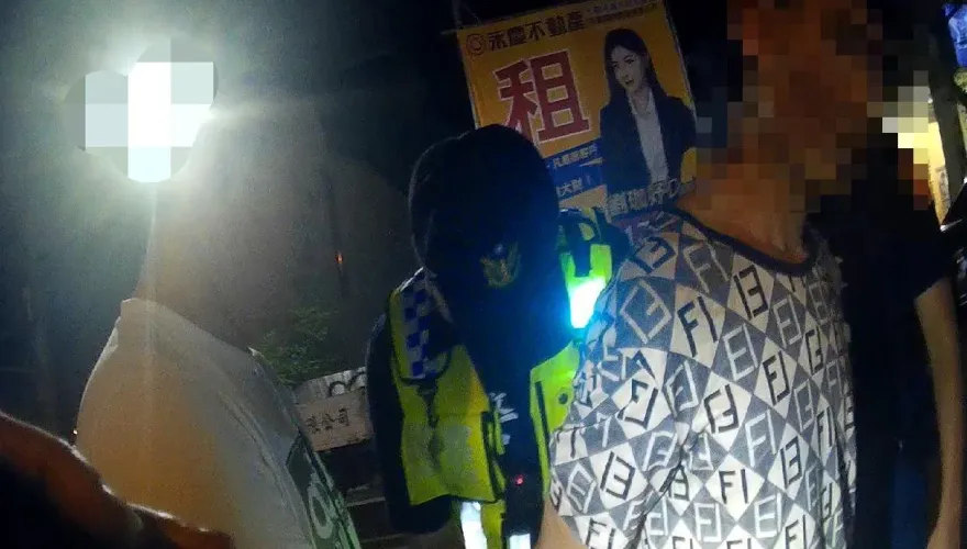 影/簡單直接！台中休假警見同僚苦追逃逸移工　騎車「拐馬腳」神助