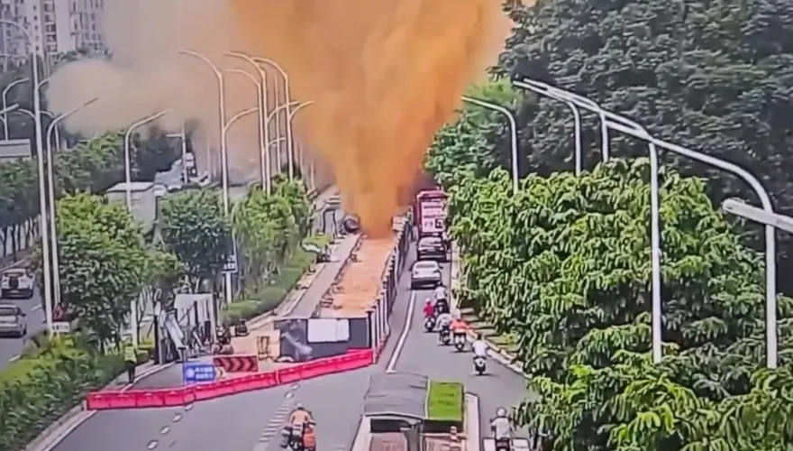 影/10米高「黃金噴泉」灑滿地！廣西工地化糞管爆裂　車主崩潰：窗上都是
