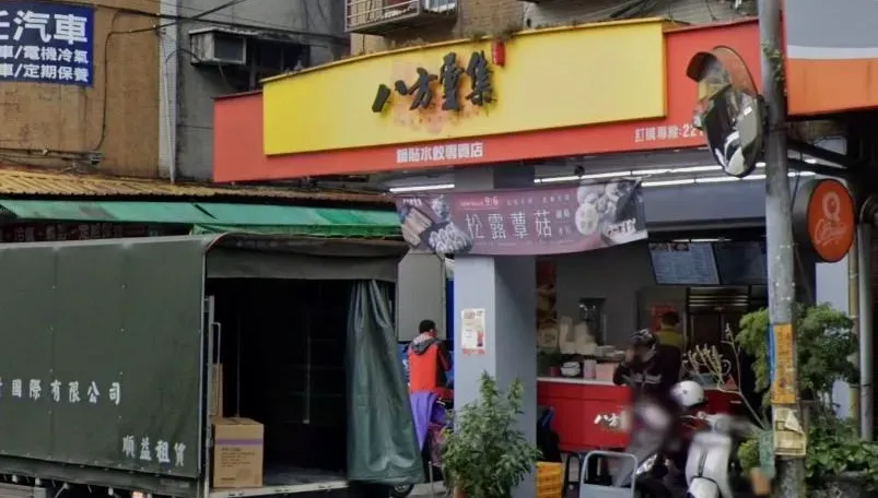 拿回收水桶裝酸辣湯賣！前員工爆料噁心內幕　八方雲集總部：即日起終止加盟