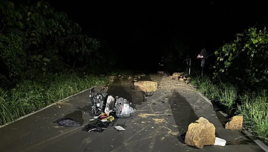 大雨釀災！新北三峽大落石砸傷機車騎士　茅埔路暫封閉