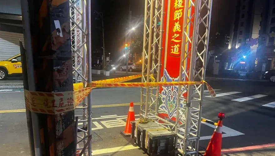 場景太驚悚！桃園宮廟牌樓施工　年輕工人爬鷹架竟「活活被電死」掛空中