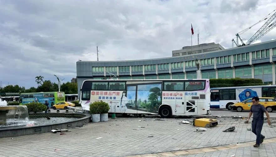 快訊/嚇！國光客運松機失控暴衝　衝上人行道撞噴水池2人受傷送醫