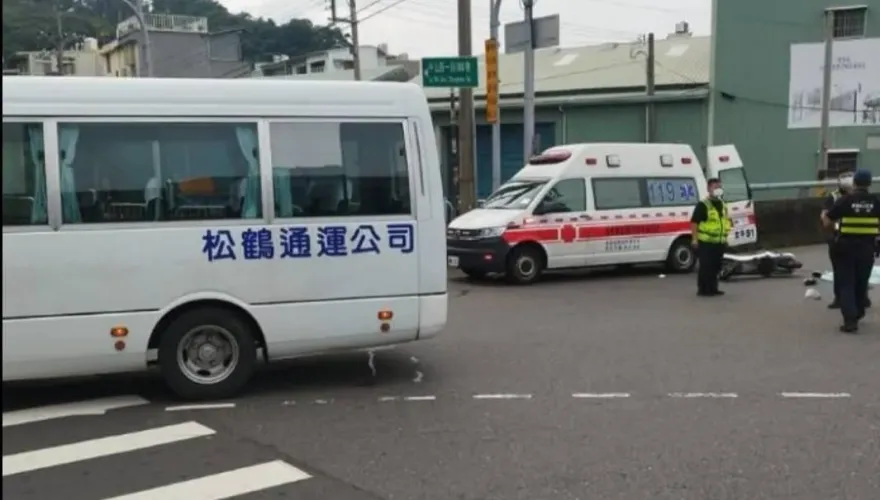 快訊/台中又傳重大車禍！知名高中校車撞上電動車　女騎士「爆頭」倒臥血泊慘死