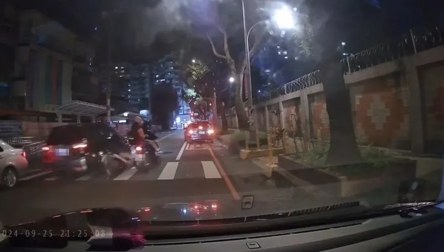場景太驚悚！桃園八德轎車「逆向+跨越雙黃線」猛撞機車　3無辜騎士送醫