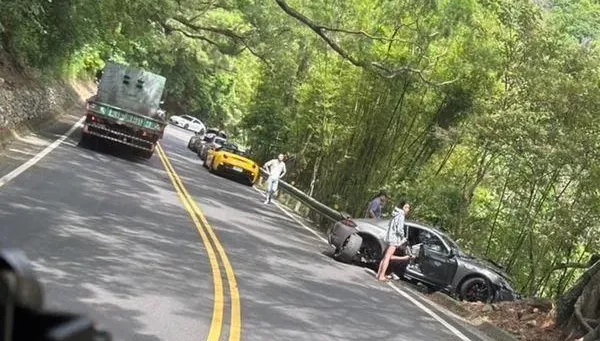快訊/超跑車隊相約北宜跑山！保時捷衝護欄「大毀容」　駕駛傷況不明