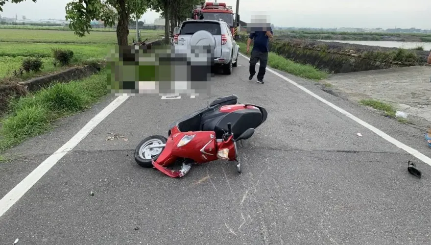 快訊/嘉義嚴重車禍！84歲男騎士「一度卡車底」　搶救30分鐘仍傷重身亡