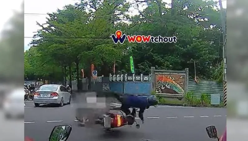 嚇死人了！高雄仁武女騎士「闖紅燈」　下秒男騎士噴飛重摔翻滾