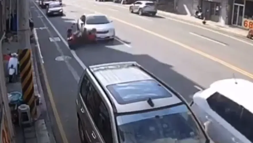 影/超驚悚畫面曝！新竹女騎士閃臨停車　遭轎車硬插「前後輪狠狠輾過」慘死