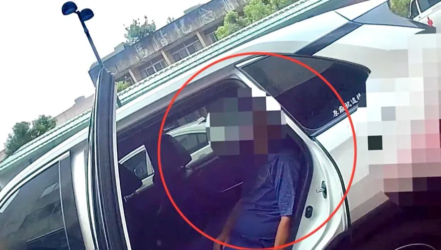 影/男子心肌梗塞全身癱軟妻子警局求助　巡邏車鳴笛開道即刻救援