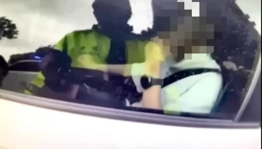 影/現實版GTA！多元計程車不服攔停衝撞警方　街頭狂飆逃逸驚悚畫面曝